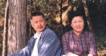 赵本山扮演刘老根吃瓜,赵本山演绎乡村生活的幽默瞬间