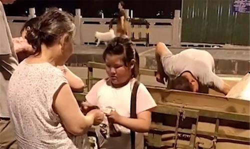 吃瓜女生半夜回家,吃瓜女生揭秘娱乐圈幕后真相