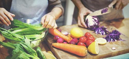 苏州经贸食堂吃瓜,瓜果飘香，美食共享的校园时光