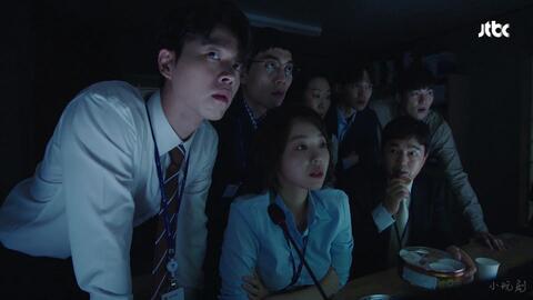 在末日吃瓜看戏,看戏者的生存智慧  第2张