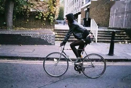 骑车停半路吃瓜,骑行中的悠闲瓜时