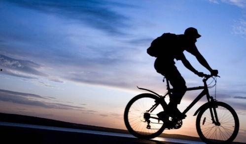 骑车停半路吃瓜,骑行中的悠闲瓜时  第2张