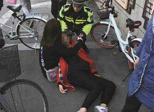 骑车停半路吃瓜,骑行中的悠闲瓜时  第3张