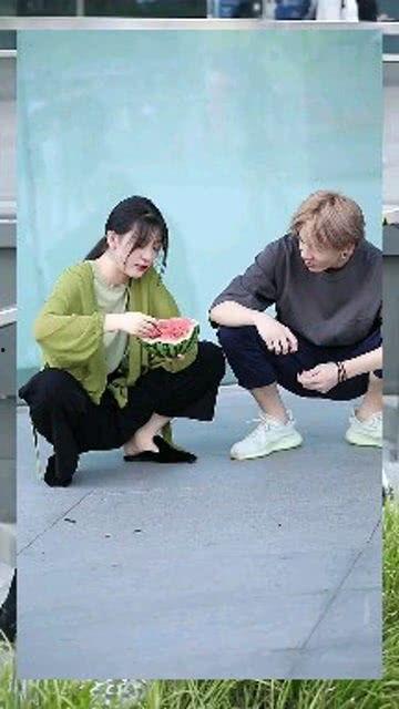 观众小姐姐吃瓜,小姐姐现场吃瓜，揭秘娱乐圈幕后真相  第3张